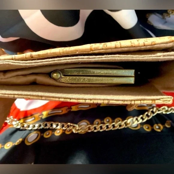 JCREW CORK CLUTCH WITH INSIDE KISS LOCK COIN COMPARTMENT - Picture 5 of 9